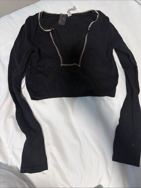 🥳 5 for $25 BUNDLE Black Ribbed Long-Sleeve Cropped Top with Contrast Stitching